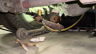 1989 Isuzu FVZ HR Bottom Torque Rod Bushes & Top Diff Stay Replacement PART 1