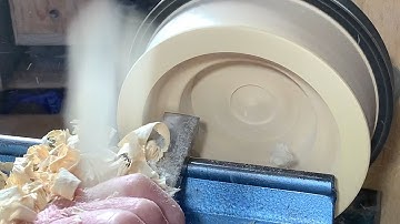 Richard Raffan on using scrapers for turning bowls.