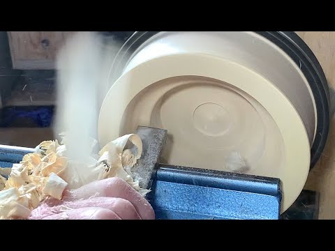 Richard Raffan on using scrapers for turning bowls.