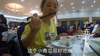 广东妹搬完货好饿！一餐吃了十多条青瓜，外加一碗饭好多菜，真饱