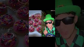 Mi Amigo Y Yo Comprando De Noche