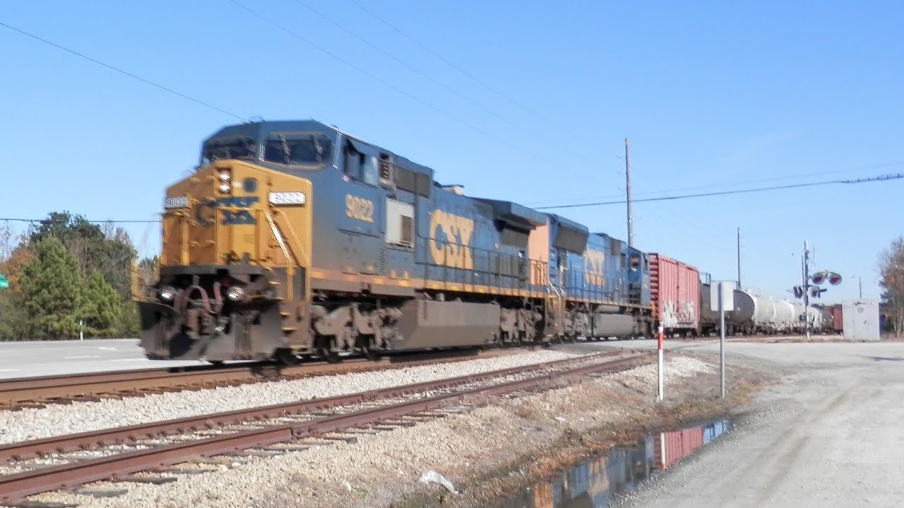 CSX 9022 leads CSX Q619-23 in Palmetto, GA