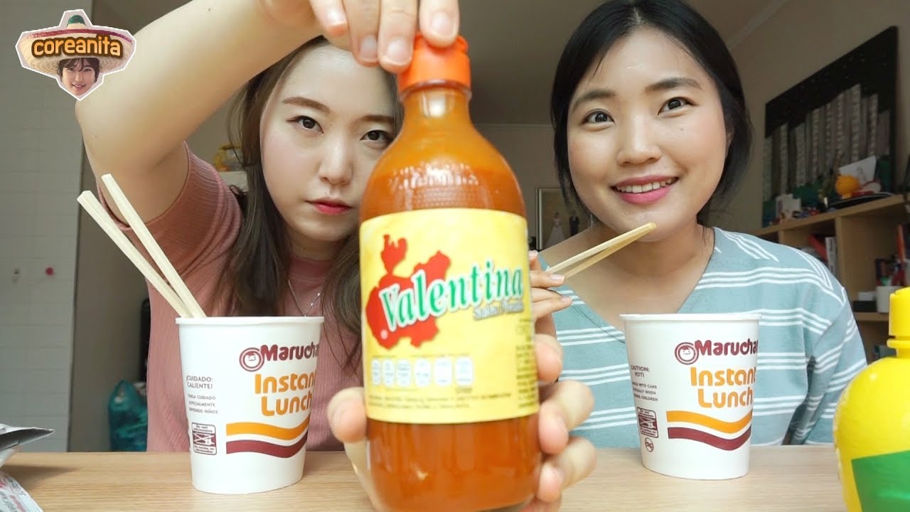 2 coreanas probando maruchan con salsa valentina y jugo de ...