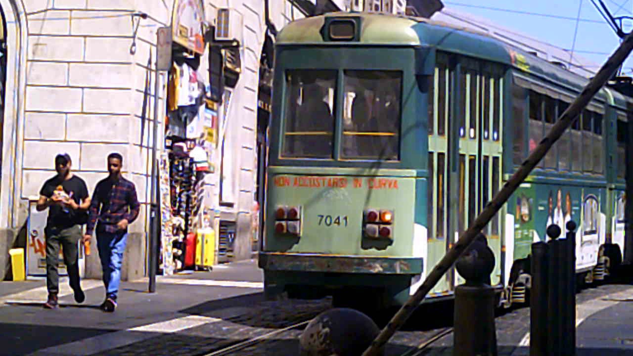 Rome trolly route 14 pases a street trainz569Initaly - YouTube