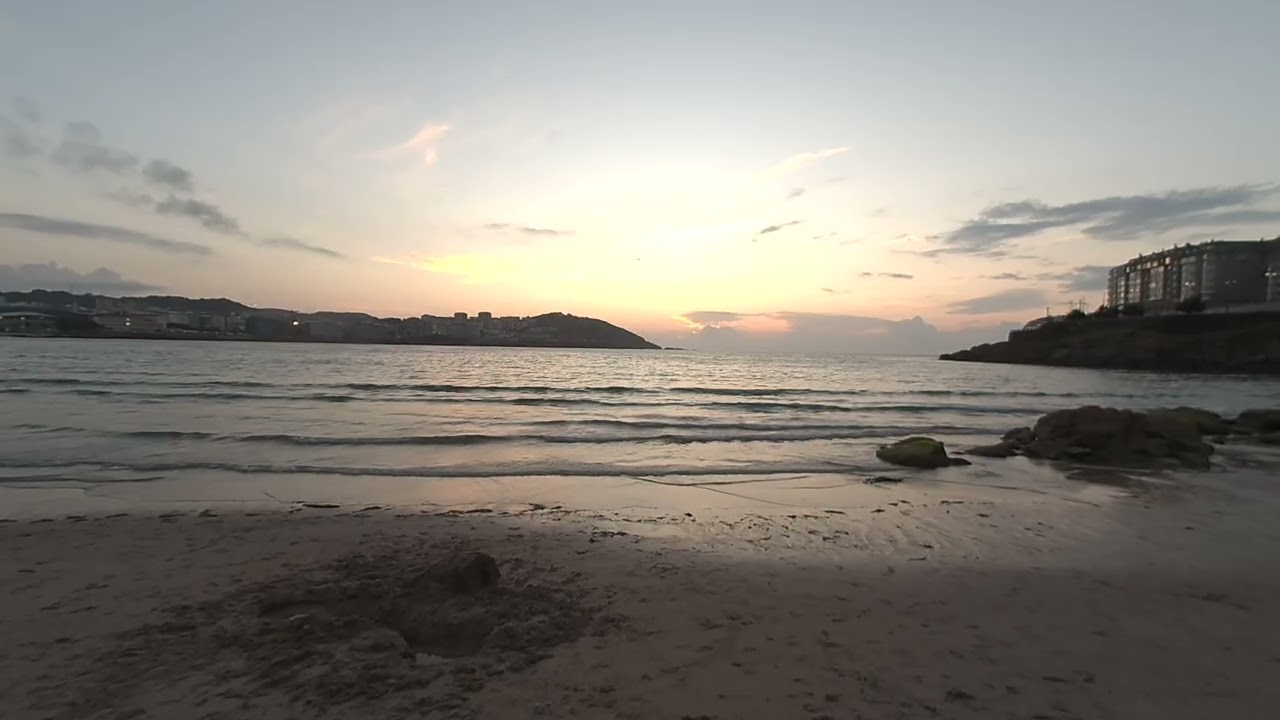 Paseo al atardecer por la playa del Orzán. A Coruña (VR180 3D)