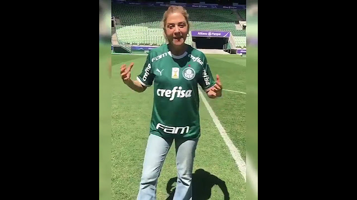 Tia Leila ensinando a bater pênaltis após a derrota do Palmeiras no Mundial