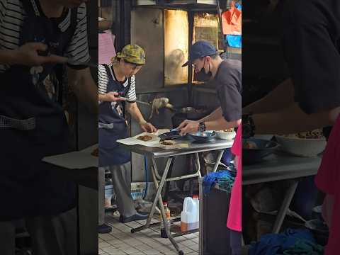 台南永樂市場，網路爆紅跳恰恰炒鱔魚意麵的老闆娘，國華街超人氣必吃美食#shorts