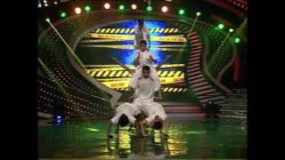 indian girl shoulder ride   7