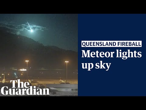 Footage shows meteor lighting up the sky in far north Queensland
