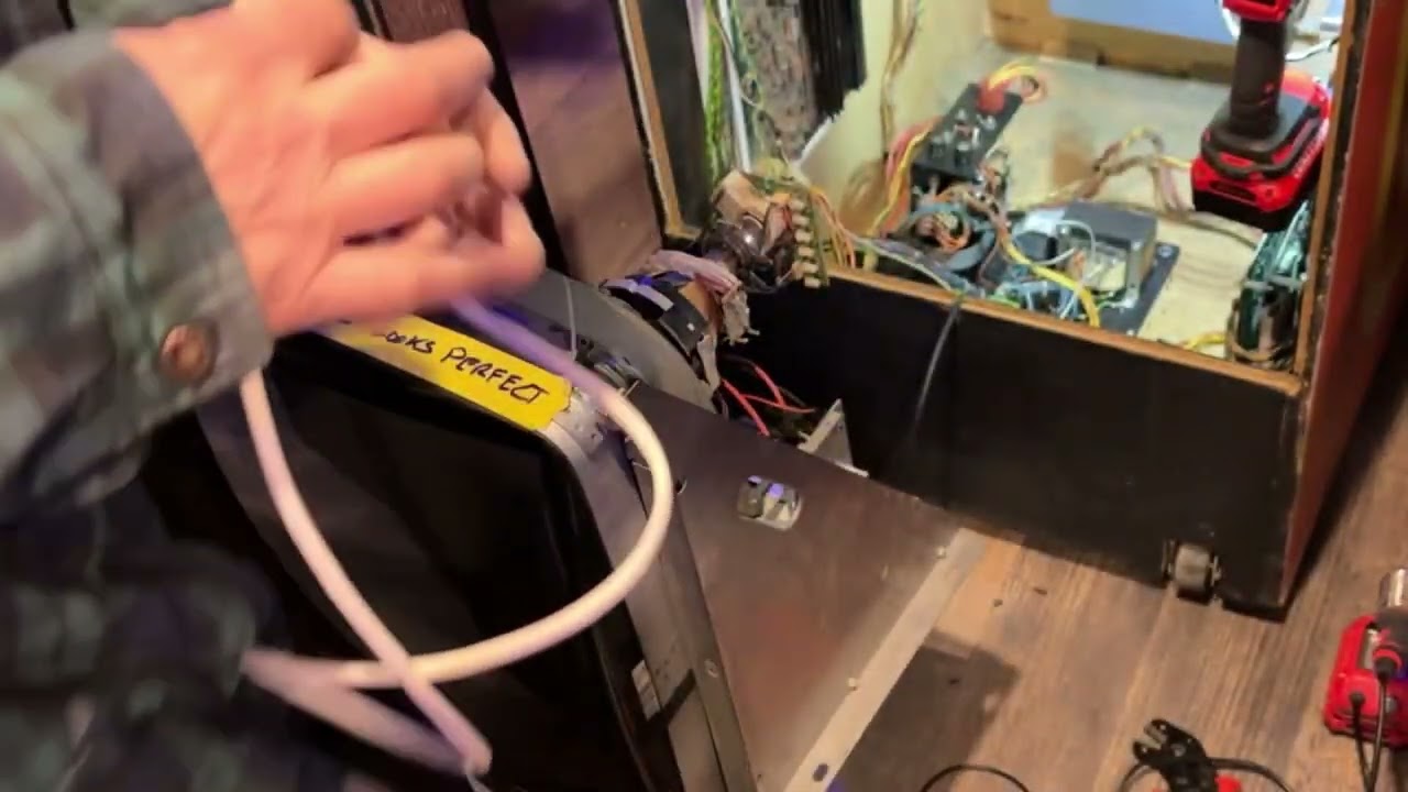 Игра Kick Man Arcade работает, но оригинальный блок питания доставляет проблемы.