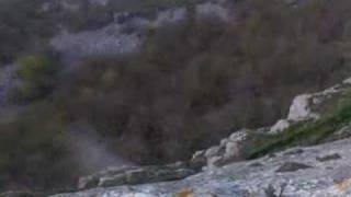 Lanzamiento de roca por peña Camesia