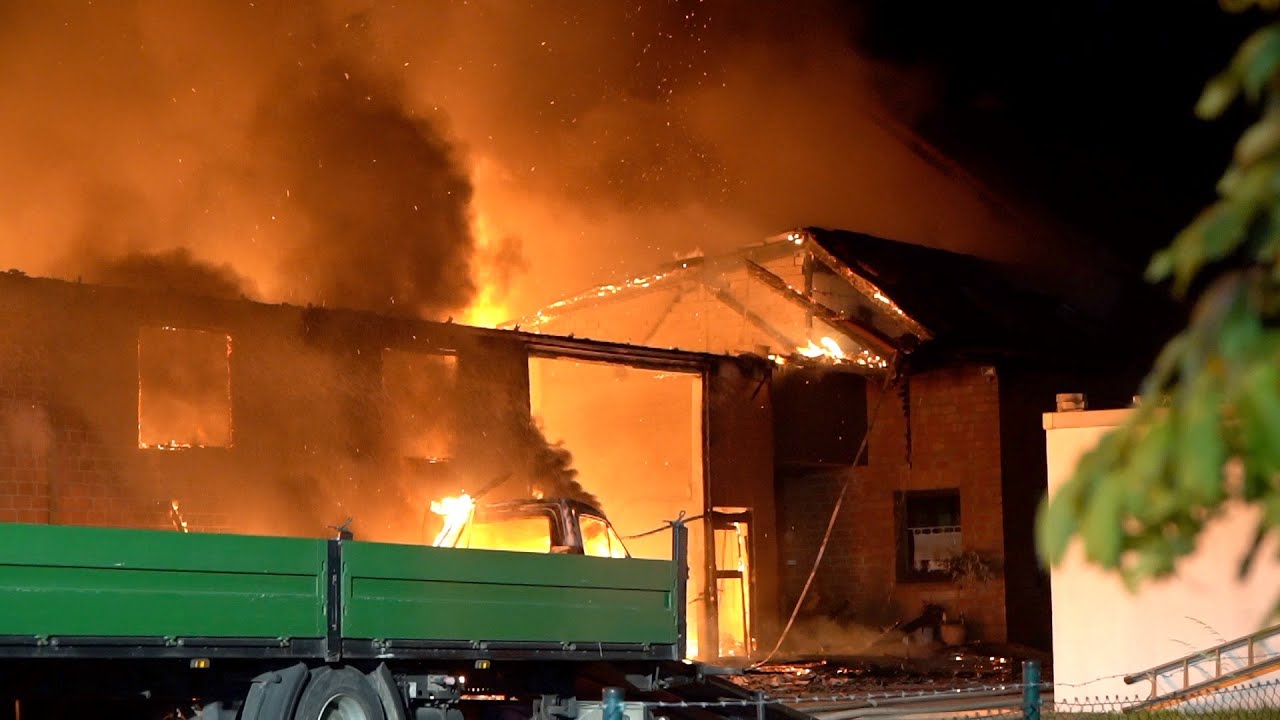 Oesede Gewerbehalle in Vollbrand - Flammeninferno in der Nacht - Halle nicht zu retten