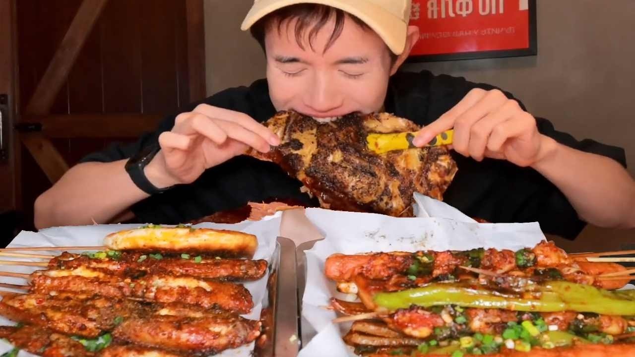 挑战武汉爆辣黑鸭煲，红烧肉超香吃老实了，一口接着一口太爽了【冻冻超大一口】