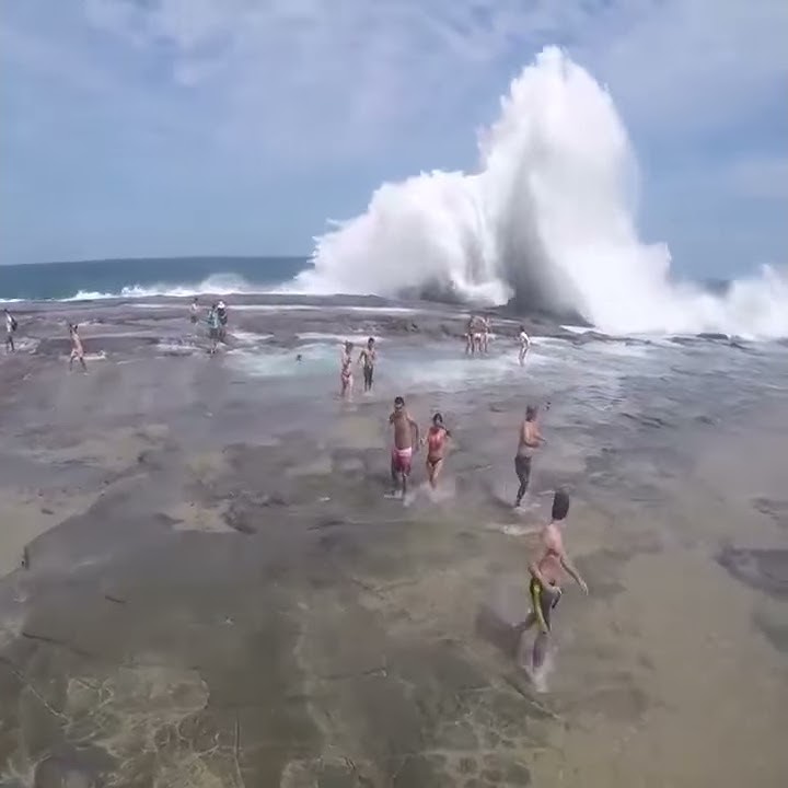 الناس في لحظة غضب البحر