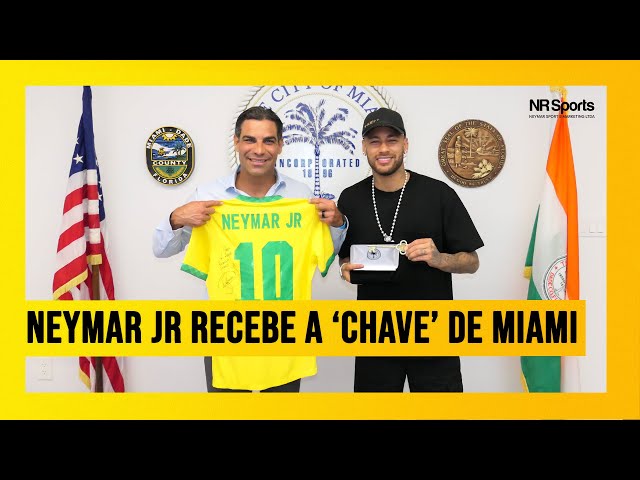 Cheio de moral: Neymar visita prefeito e recebe a chave da cidade