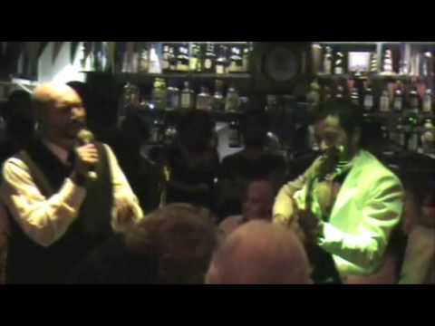 HERNAN "CUCUZA" CASTIELLO Y MOSCATO LUNA "FAROLITO DE PAPEL"