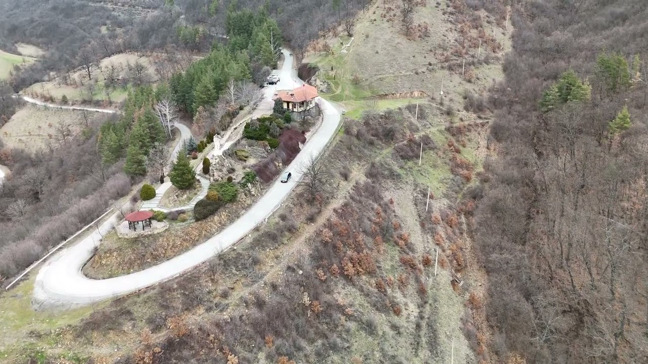 От монумента Дядо Йоцо гледа, над близките околности