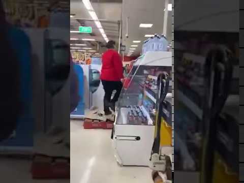 Coles shopper and rude female worker has heated argument over toilet PAPPER roll