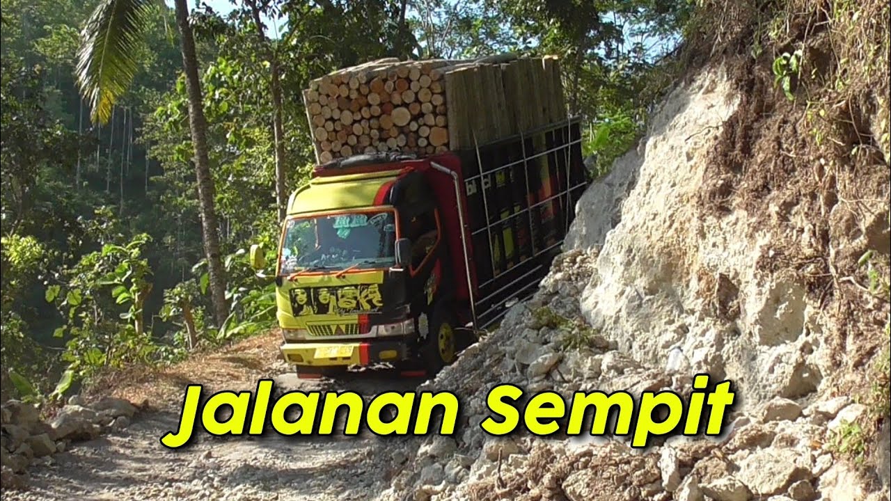 MANUVER DI JALAN SEMPIT TRUK CANTER MUATAN KAYU