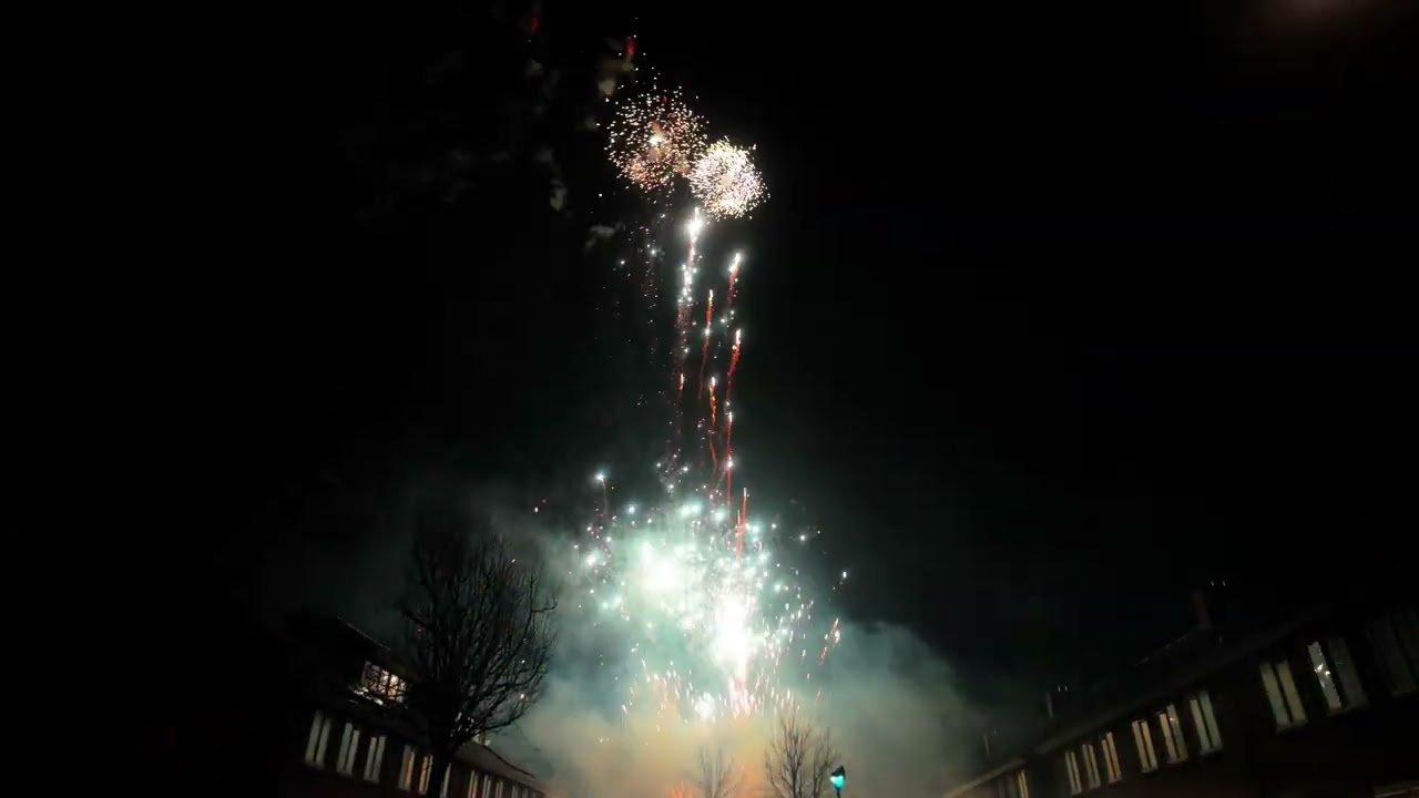 300 SALUTES propyro in wijk2 de molukse wijk in Nijverdal. 2025-2026