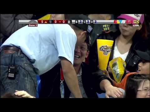 2010-10-19 5下 羅曼三振吳宗峻 球迷中額頭