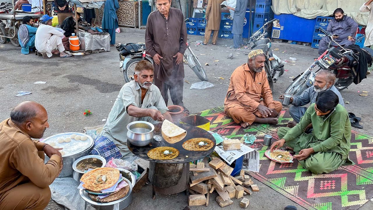 70/- Rs BEST ROAD SIDE BREAKFAST EVER MADE! | SAAG PARATHA | ALOO PARATHA - STREET FOOD PAKISTAN