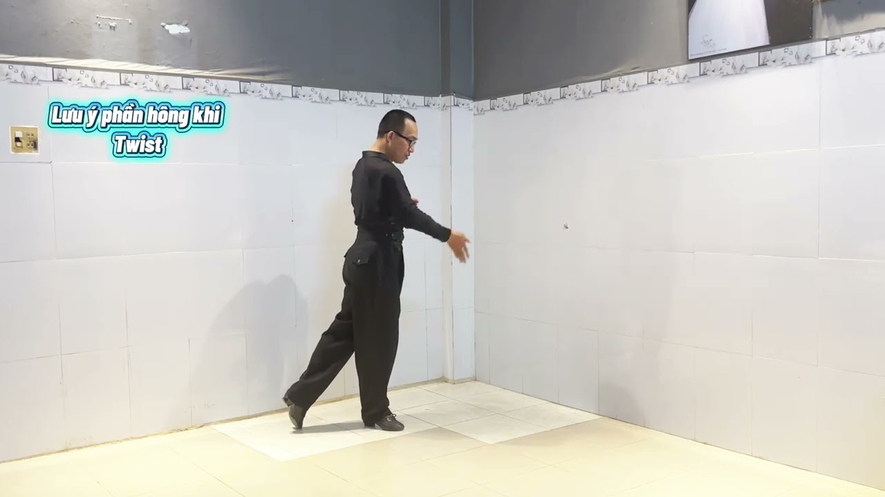 Hướng xoay hông khi Twist