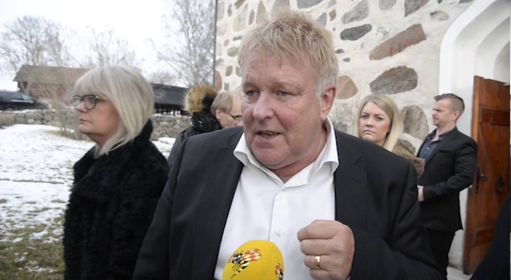 Flera kända artister sjöng när dansbandsdrottningen Carina Jaarnek begravdes