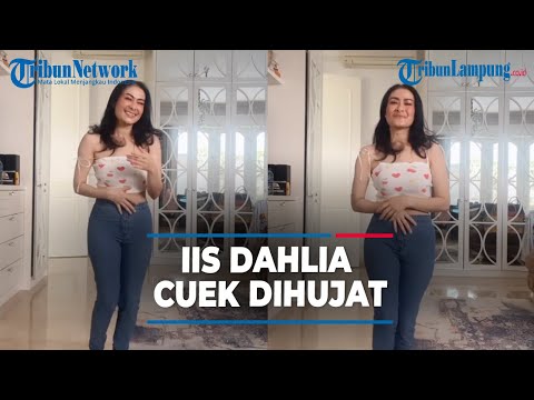 IIS DAHLIA DIHUJAT GEGARA KENAKAN BUSANA TAK SESUAI USIA