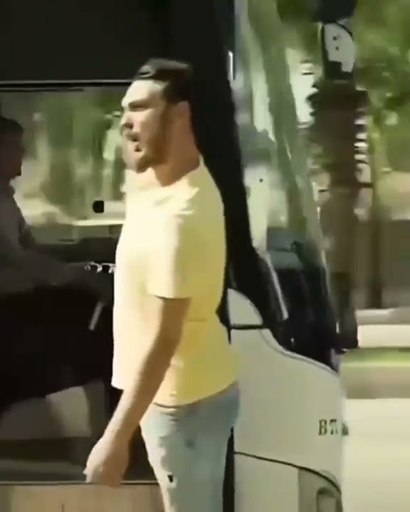 orang kebentur tiang