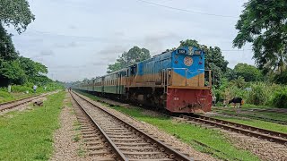 দুর্দান্ত গতিতে ছুটে গেলো ডা মেঘনা এক্সপ্রেস ট্রেন...