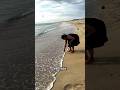 Escribió el nombre de Dios en la arena… y lo que pasó sorprendió a todos 😳🌊#shorts