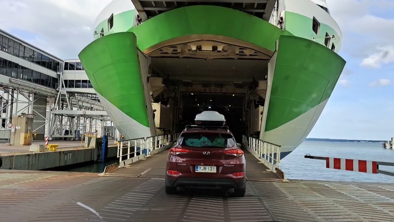 Megastarin autokannelle ajo Tallinnan satamassa @Tallink