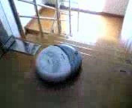 วีดีโอ: Roomba ขึ้นลงบันไดหรือไม่?