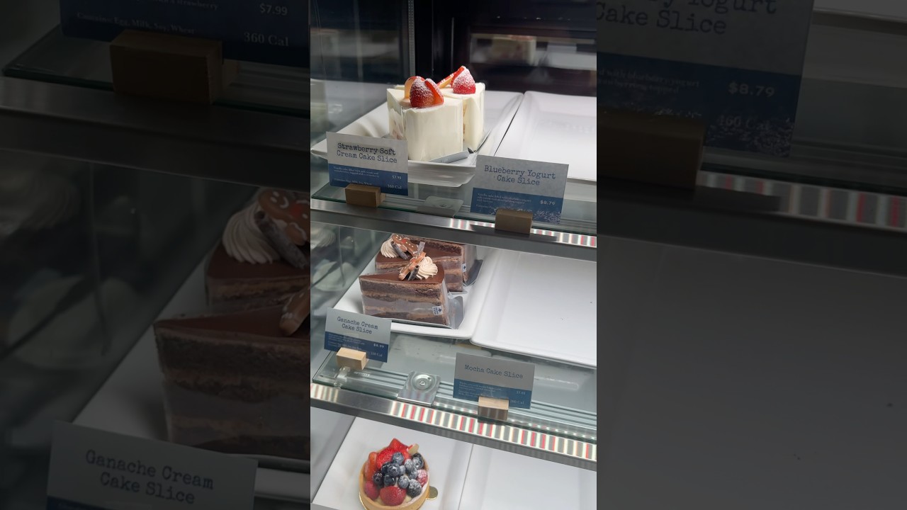 Пирожные в Paris Baguette. 