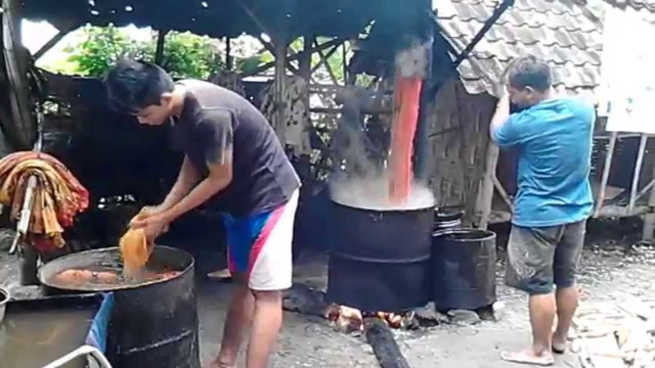  Proses  pembuatan batik  tulis Pamekasan Madura Jawa Timur 