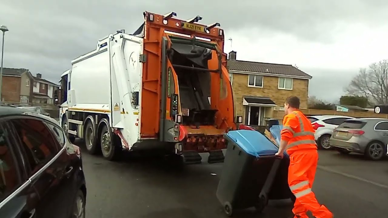 Binmen at 8:50am. EYK 