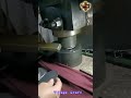 労働者はプレスを操作して円形アルミニウム板を先細り状にしたアルミニウムカップ