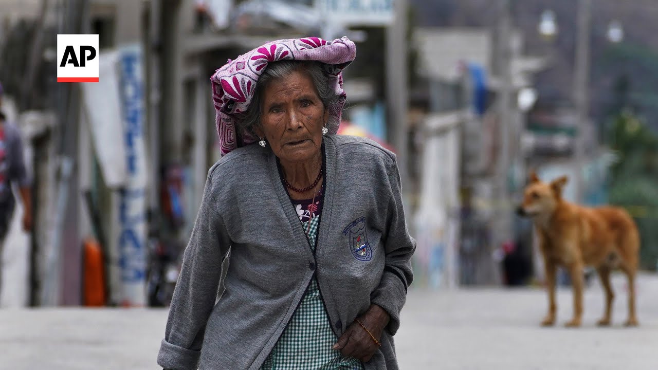Volcanic ash falls on Mexican town