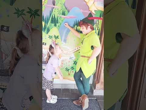 Telling a joke to Peter Pan 😀 lol 😆 😂 Disney ❤️ great fun 😀