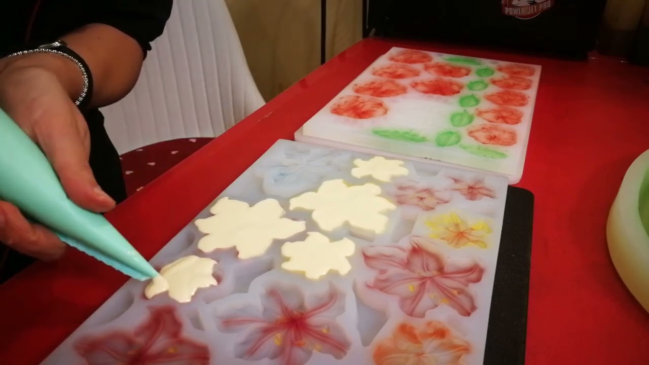 Ghirlanda Pasquale di cioccolato e decorazioni con stampi decosil