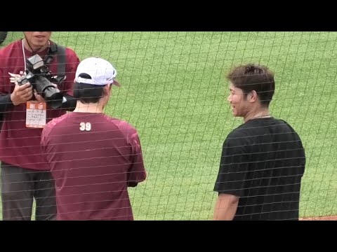 日大三高のパイセン伊藤裕季也選手と談笑、記念撮影に応じる坂倉将吾！広島東洋カープvs東北楽天ゴールデンイーグルス 2025年6月21日