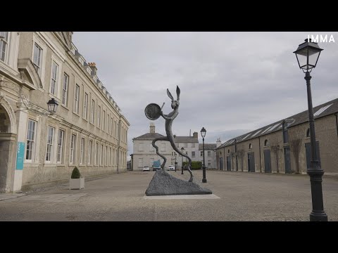 Ag breathnú mall ar fhíseáin Ealaíne: 'An Drumadóir' by Barry Flanagan