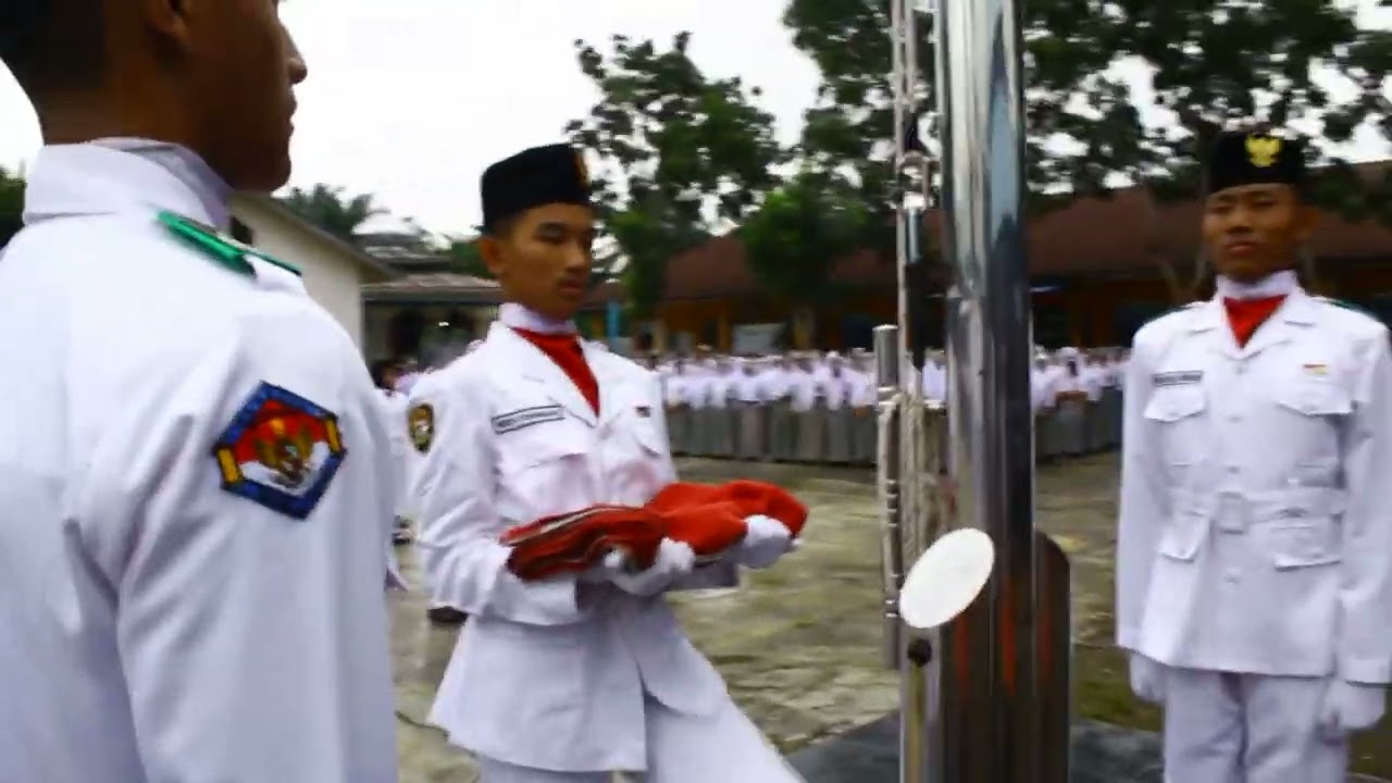 Upacara Pengibaran Bendera HUT RI ke 78 di SMK Negeri 2 Binjai