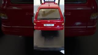 1:18 Triple9 Mercedes-Benz Classe E Modèle T S124 1995 Argent