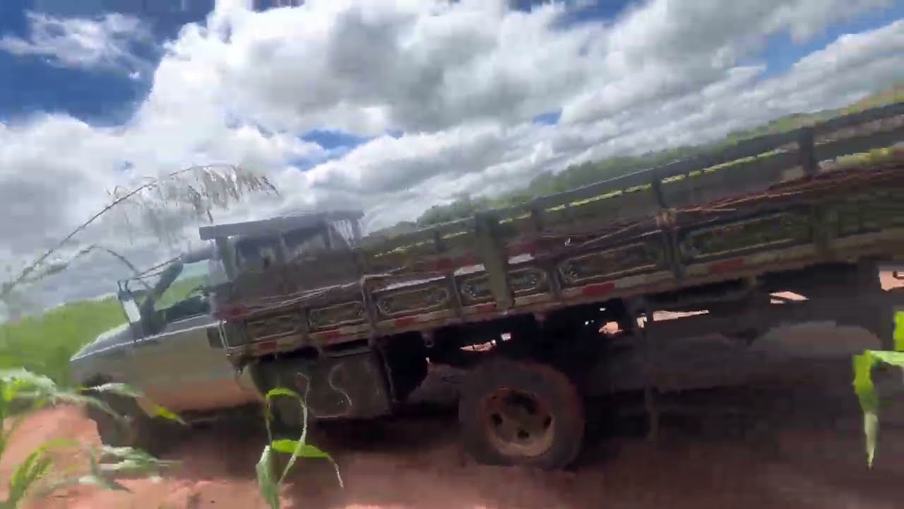 F4000 4x4 encalhada na areia 