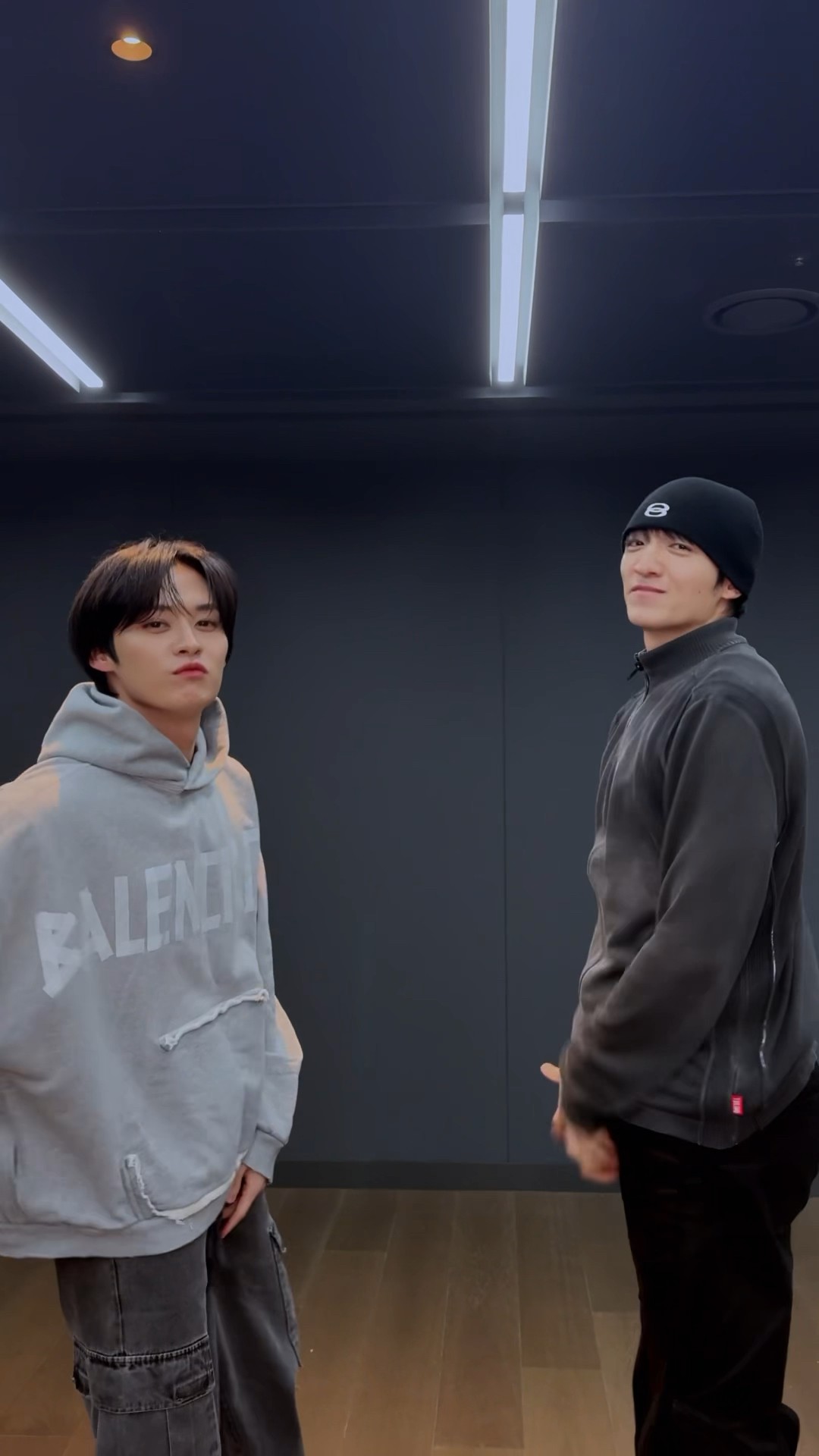 리노의 #WalkinOnWater Challenge ? w/ #WEDEMBOYZ #위댐보이즈 #Vata #바타 님!? #StrayKids #스트레이키즈 #리노 #LeeKnow #合