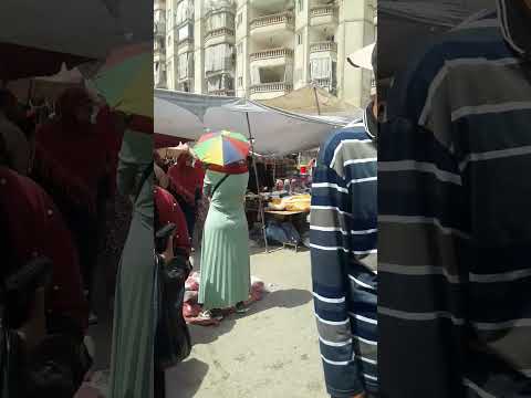 جعفر العمدة في السوق المصري مكتظ بالبشر رغم الصيام و شدة الحر