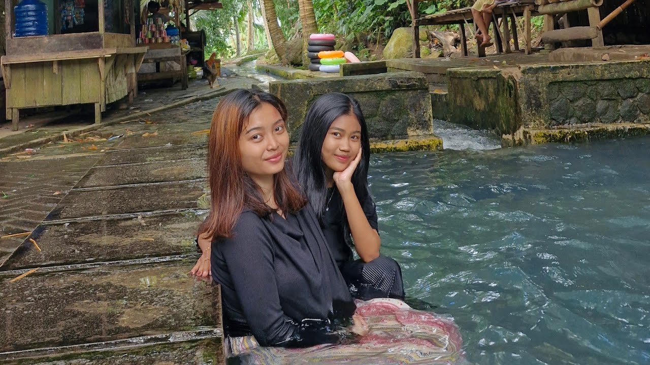 Suasana Pedesaan, Gadis Desa Mandi di Sumber Mata Air 