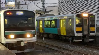JR東日本キハE130系列キハE131形スイ4+キハE132形スイ4編成が水戸駅2番線を普通常陸大洗行きとして発車する動画(2023.11.)